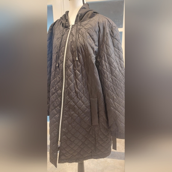 Elegant Black Quilted Hooded Coat - Picture 3 of 15